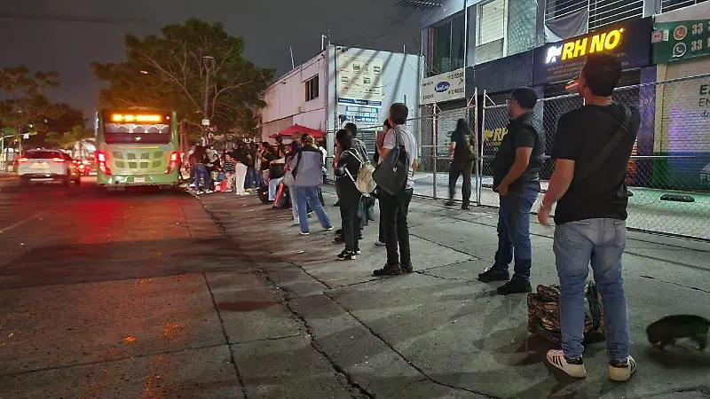 Usuarios esperan a oscuras el transporte público